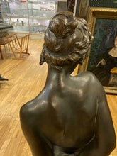 Lade das Bild in den Galerie-Viewer, Amazone Bronze signiert Josef Tüshaus Düsseldorf 1896 Höhe 65 cm 24 kg
