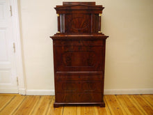 Lade das Bild in den Galerie-Viewer, Biedermeier Sekretär Mahagoni mit Aufsatz signiert in Hamburg 1826 restauriert
